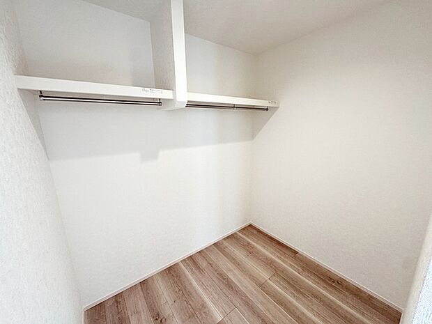 【WIC】 ハンガーにかけた洋服、帽子やバッグ他収納した物を見渡すことができ整理整頓がしやすい!