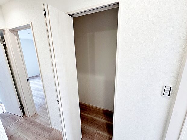 【2階廊下収納】 2階廊下にはご家族の共有収納スペースを設けました。使用頻度が少ないもの、季節的なものの収納に便利!