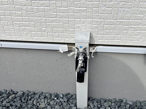 玄関横には立水栓が設置されています!お庭の水撒き、洗車、お掃除、お子様の水遊びなど便利です!