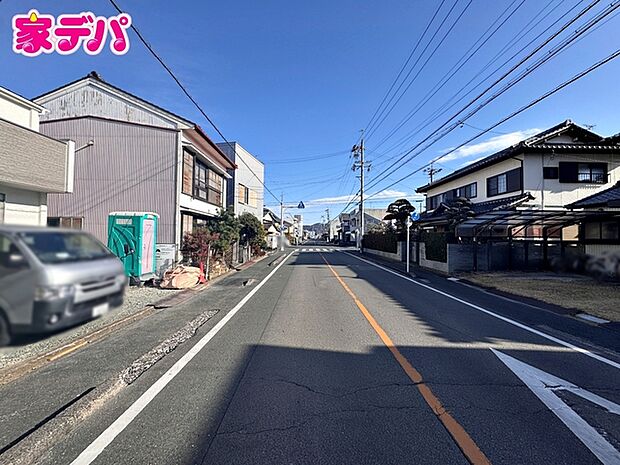 前面道路は公道で、車のすれ違いもらくらく広々10.9ｍの幅があります 