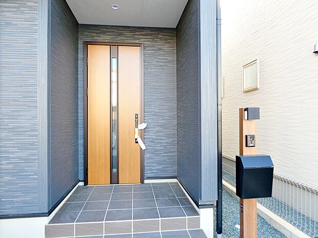 【玄関】 玄関が深い位置にあるので雨に濡れることなく身支度ができます