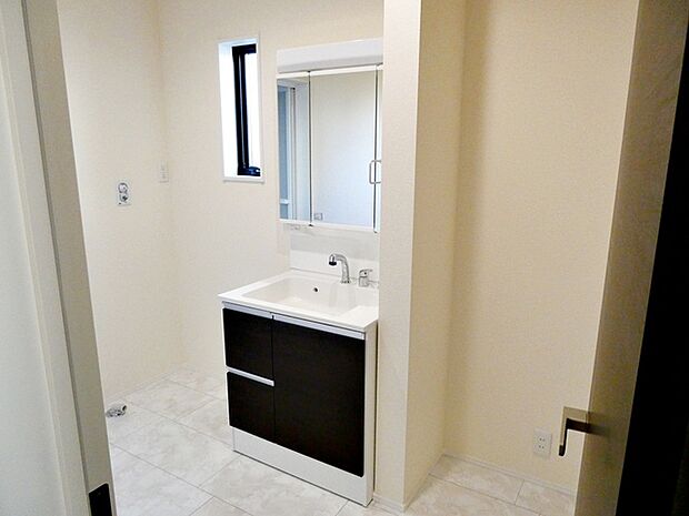 【洗面台】 洗髪・洗面・化粧などができる機能と収納スペースを一体化した洗面台です。