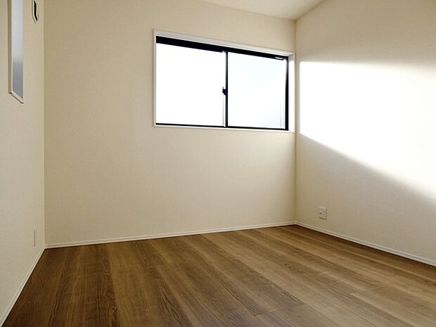 【洋室5.75帖】 南向きならではの恵まれた採光・通風。明るいお部屋は開放感がありますね。