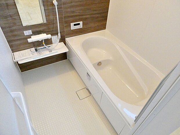 【浴室】 ゆったり入れる浴槽、一坪サイズのゆとりの空間。一日の疲れを癒してくれるくつろぎのバスタイムを…