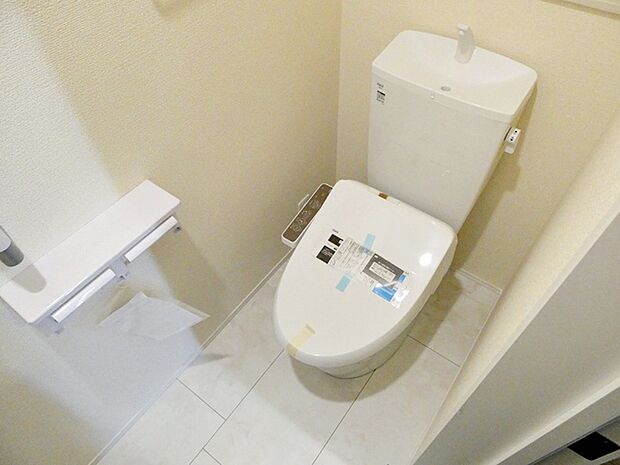 【1階トイレ】 各フロア1カ所ずつシャワー機能付トイレを設置しており、忙しい朝の混雑も解消!