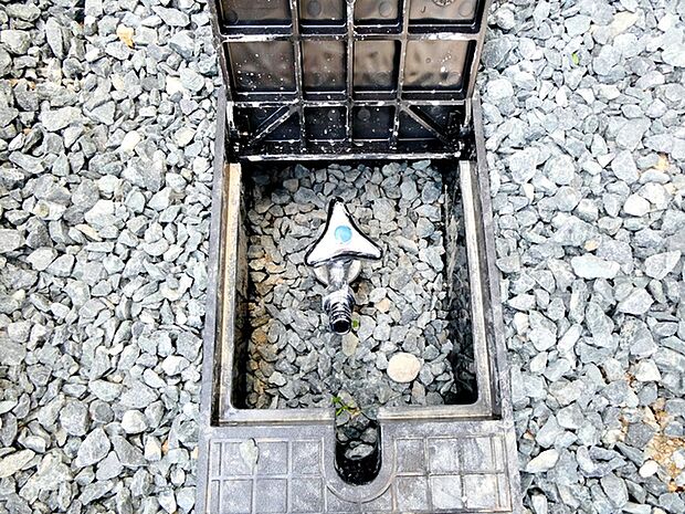 玄関横には散水栓が設置されています!お庭の水撒き、洗車、お掃除、お子様の水遊びなど便利です!