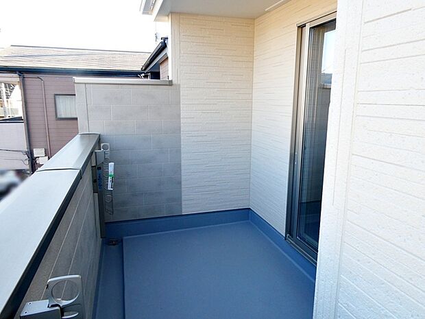 【バルコニー】 バルコニーを主寝室に配置する事で、小さなお子様のいる家庭も安心安全な生活