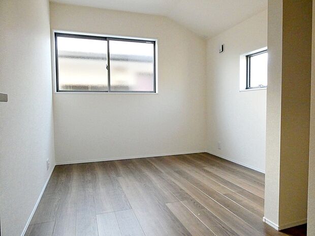 【洋室5.06帖】 2面採光で、晴れの日の日中はいつも明るい室内に。窓を開放すれば気持ちの良い風が入ります。