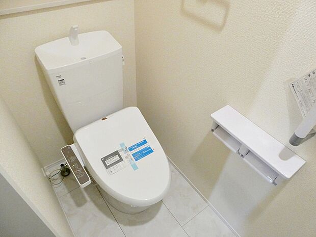 【1階トイレ】 各フロア1カ所ずつシャワー機能付トイレを設置しており、忙しい朝の混雑も解消!