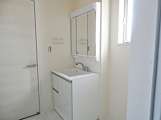 【洗面台】 洗面台の三面鏡の裏には収納があるので、見られたくないものの収納に便利