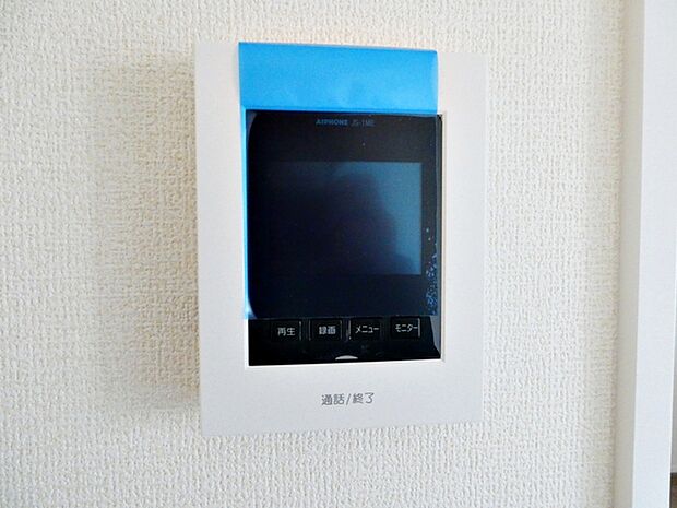 留守中の来訪者画像を自動で録画・保存できる録画機能を内蔵。防犯性に優れた安心のシステム。スッキリとしたデザインで、誰でも簡単に操作していだけます。