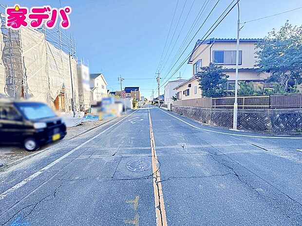前面道路は公道で、車のすれ違いもらくらく広々8mの幅があります