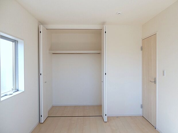 【施工例】パイプハンガー付きのクローゼットは服を畳まず収納でき大切な衣類をシワや日焼けから守ります 