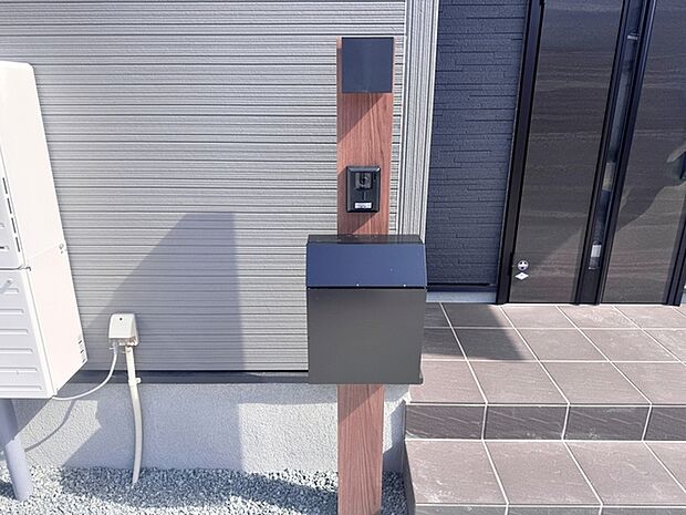 ポストやインターホン等一体型のシンプルな門柱が標準設備!