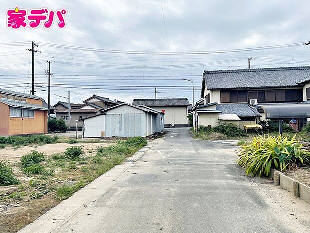静かな住宅街で、車の出入りもスムーズです。 