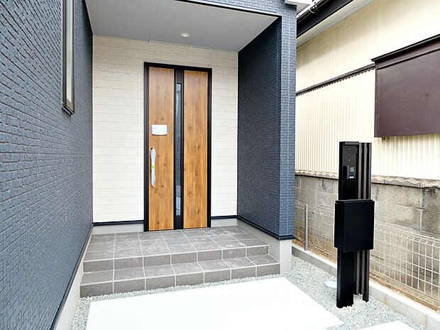 【玄関】 玄関が深い位置にあるので雨に濡れることなく身支度ができます
