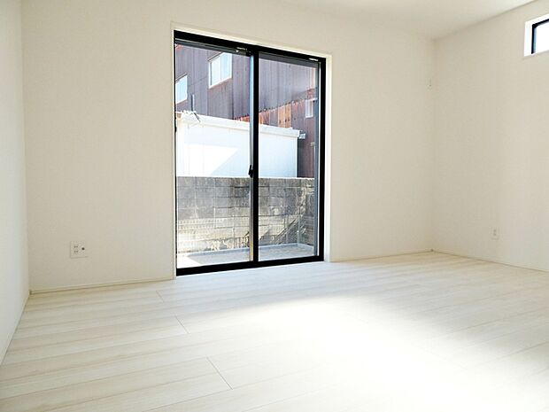 【洋室7.87帖】 大きなベッドを置いてもゆったり過ごせるプライベート空間です。