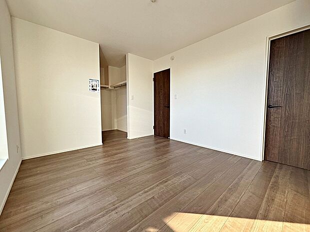 施工例】寝室には大きな収納スペースがあり、室内を広々と利用できます！ 