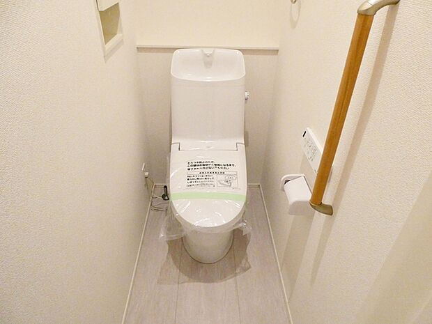 【トイレ】 温水洗浄便座付!換気扇があるため窓が無くても嫌な臭いもこもりません。また日焼けからトイレを守ります。