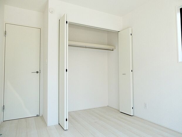 パイプハンガー付きのクローゼットは服を畳まず収納でき大切な衣類をシワや日焼けから守ります。