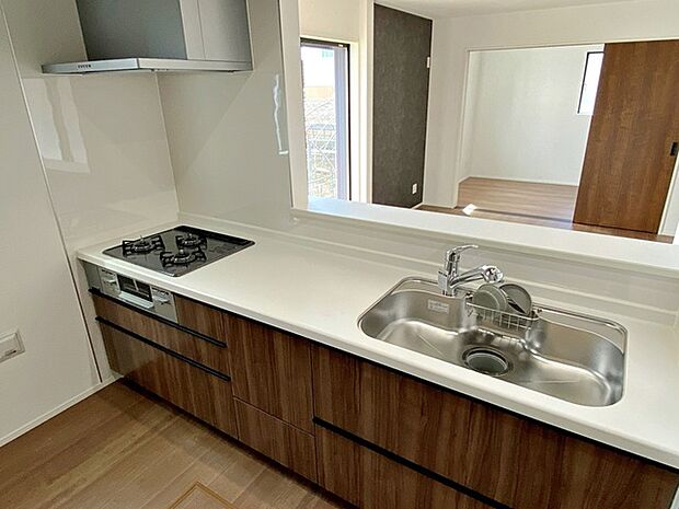 【施工例】小さなお子様にも目が届く、使い勝手の良い対面キッチンで楽しくお料理ができます！ 