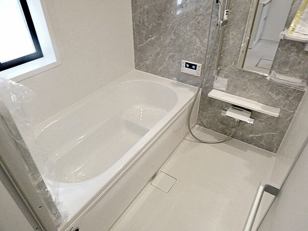 【浴室】 防水性や保温性に優れたシステムバスルーム!洗い場と脱衣所の段差が少なくバリアフリー