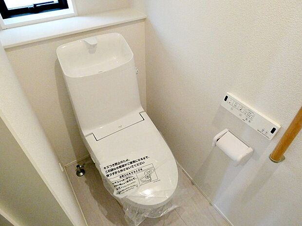 【トイレ】 1、2階共にシャワー機能付!小窓が付いている為換気もスッキリして頂けます。