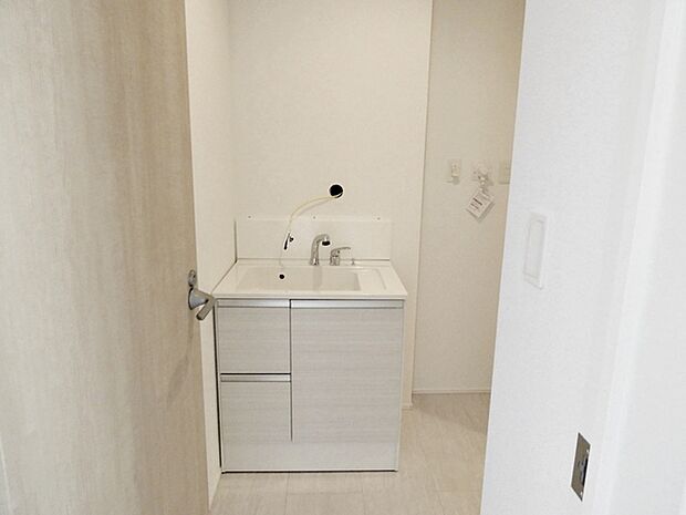 【洗面台】 洗髪・洗面・化粧などができる機能と収納スペースを一体化した洗面台です。