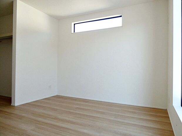 【洋室7帖】 主寝室には衣類収納やタンスを置く事もできるWIC付き!室内を広々と使えますね。