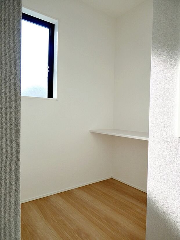 【フリースペース】 ワークスペースにもできるカウンター付き