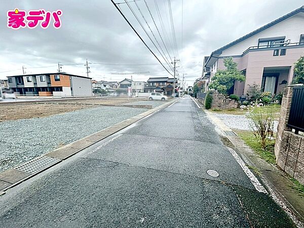 前面道路は見通しが良く、車の移動もスムーズに行えます。