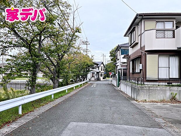 前面道路はゆとりの6ｍ!車通りが少なく、駐車が苦手な方でも安心の道路幅です 