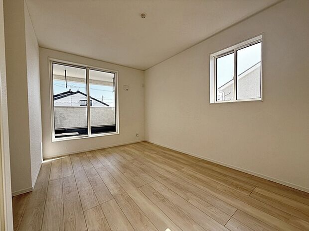 【洋室7.2帖】 大きなベッドを置いてもゆったり過ごせるプライベート空間です。バルコニーへ行き来できます！ 