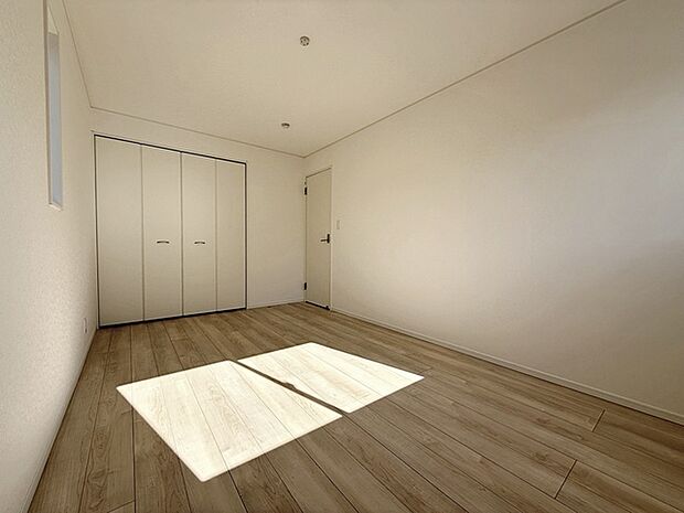 【洋室7.5帖】 お子様の一人部屋に最適な居室です。クローゼット付きで自然とお片付けできる環境に！ 