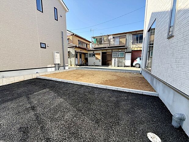 LDKからはお庭に出ることができます！お子様やペットの外遊びにも 