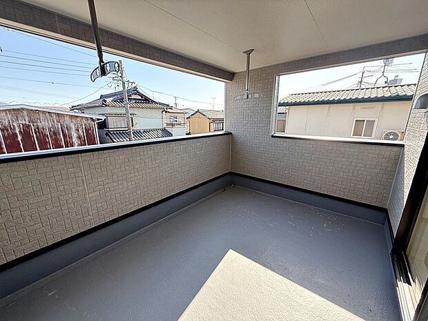 【バルコニー】 2部屋からアクセス可能なインナーバルコニー。急な雨の日の洗濯物も安心です！天気の良い日は、ご家族の洗濯物・お布団をまとめて干せます 