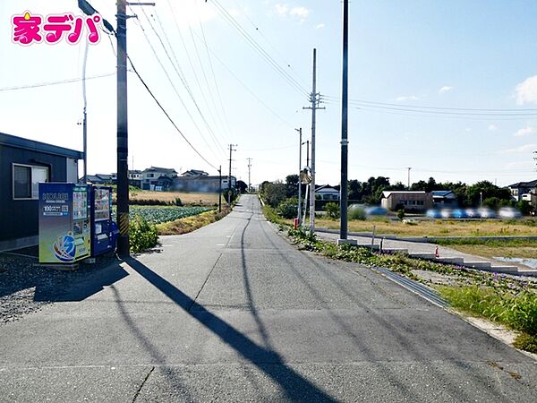 前面道路は見通しが良く、車の移動もスムーズに行えます。