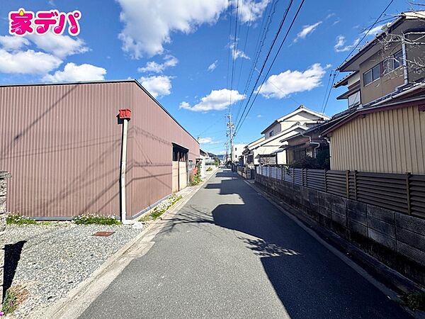 前面道路は車通り少ないのでお子様も安心して暮らせる環境です