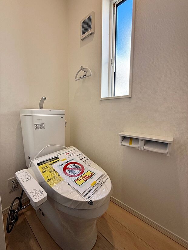 【トイレ】 トイレは1階と2階の2か所に設置。どちらも洗浄機能付！  