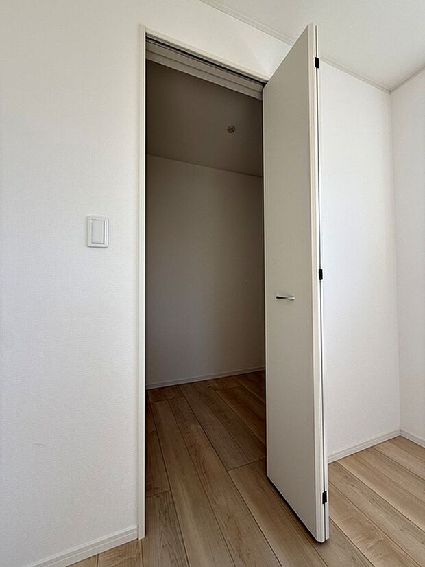 【洋室8帖WIC1.5帖】 ウォークインクローゼットのある住まいで収納上手な生活を実現！衣類だけでなく、箱物や思い出の品もたっぷり収納できます。  