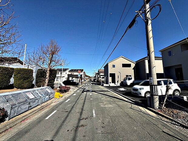 前面道路：西側約6.2ｍ幅、前面道路は広く車通りも少ないので、運転が苦手な方でも自分のペースで駐車ができます 