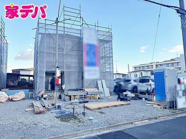 上棟しました。ご見学希望のお客様につきましては同型同仕様の物件にご案内いたします(右側)