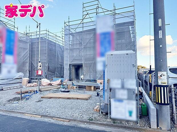 地域に密着した不動産販売でお客様のニーズに、経験豊富なスタッフが柔軟にご対応させて頂きます。(手前)