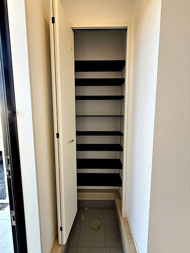 【SCL】 玄関まわりをすっきり保てる、使いやすいシューズクローゼットです 