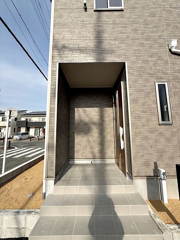 【玄関】 玄関が深い位置にあるので雨に濡れることなく身支度ができます 