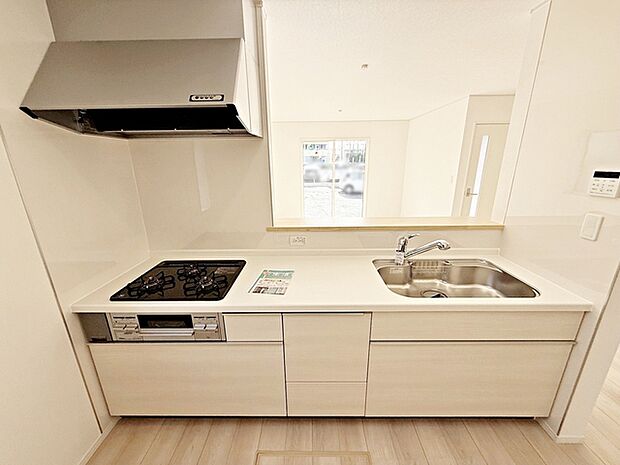 【キッチン】 リビングで遊んでいるお子様を見ながらお料理ができ、子育て中のパパママにも安心の設計です！ 