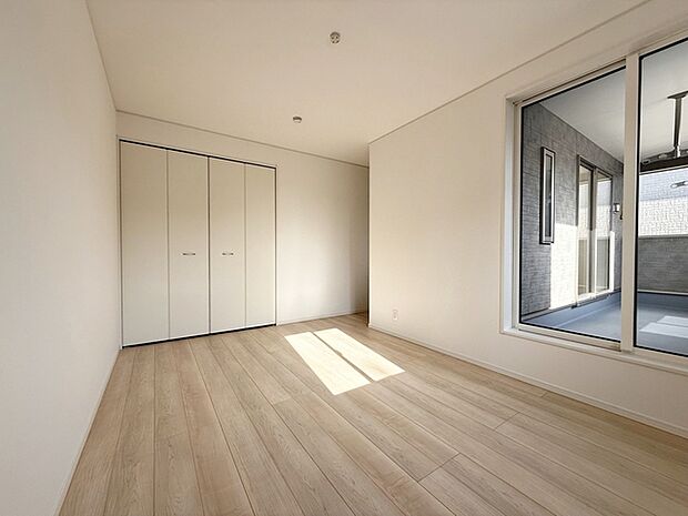 【洋室7.75帖】 寝室には大きな収納スペースがあり、室内を広々と利用できます!