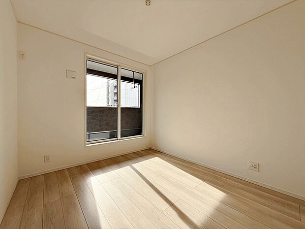 【東側洋室6帖】 お子様にとっての初めての「自分の部屋」。学習机やベッドの配置もラクラクです。 