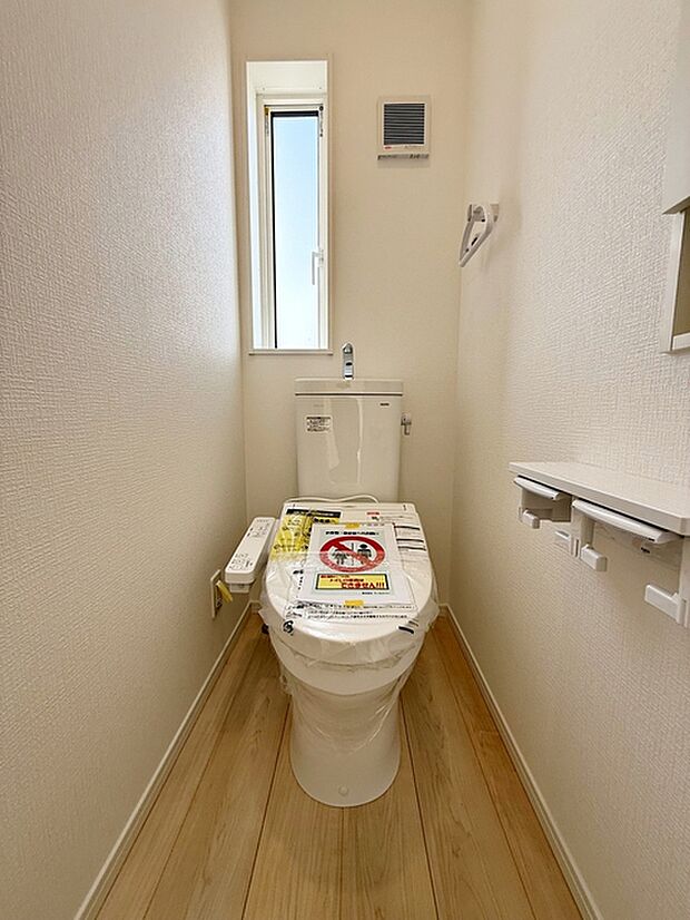 【トイレ】 窓があり温水洗浄機能の付いた快適なトイレを1階と2階に設置。使用が重なる朝も2ヶ所あれば安心ですね！  