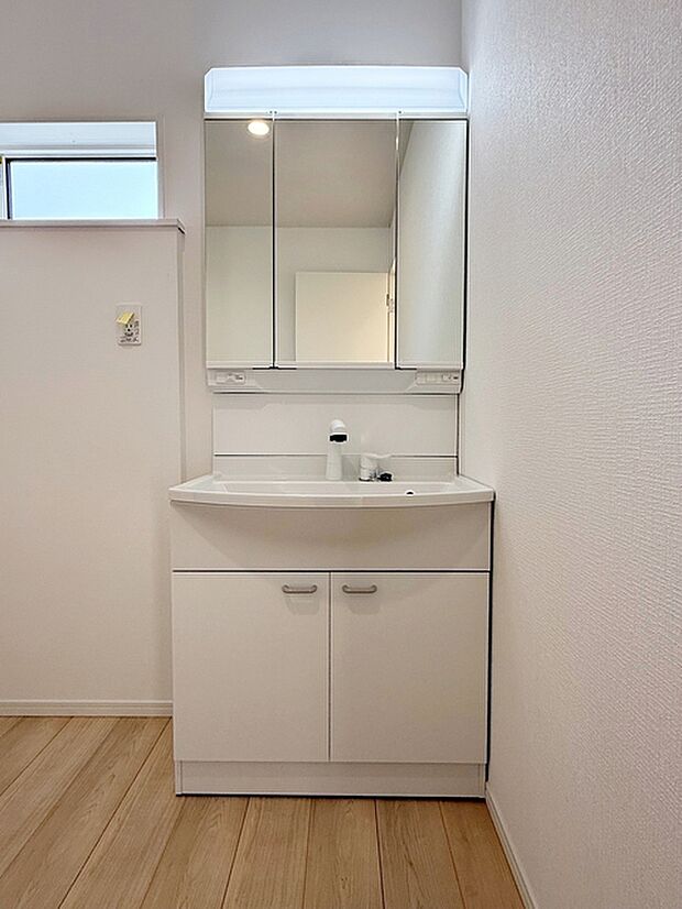 【洗面台】 暮らしを快適にする三面鏡仕様の洗面化粧台。収納力と機能性に優れた使いやすい設備で、忙しい朝の身支度もスムーズに。